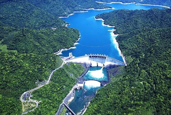 翡翠水庫的水力發電一年可提供2.2億度電,約可供5.4萬戶家庭一年用電,卻被中央排除綠電之外,導致台電收購價格過低,市庫一年損失逾2.2億元。圖/王欣儀辦公室提供