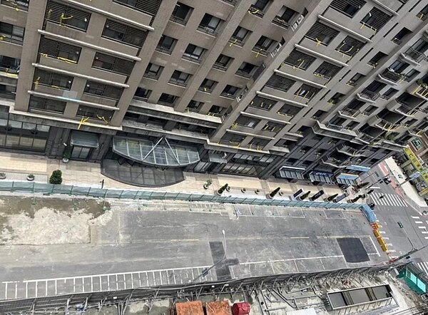 豐邑建設表示，近日會主動將勝利二路北向車道重鋪，莊敬六街全面刨除重鋪。圖／豐邑提供
