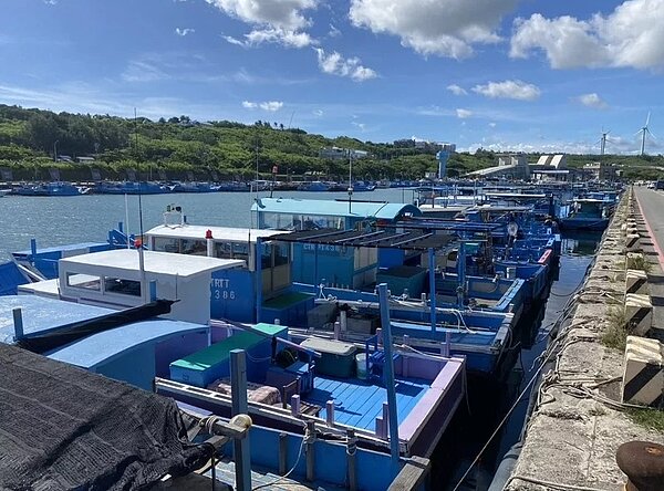 颱風杜蘇芮逼近,屏東後壁湖漁港今午陸續有漁船進港,提前進行防颱措施。圖/讀者提供