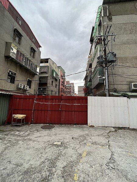 捷運環狀線蘆洲Y21站周圍將施工，巷弄封住 ，有住家進出困難，新北新工處將協助打通瓶頸道路。圖／新北工務局提供