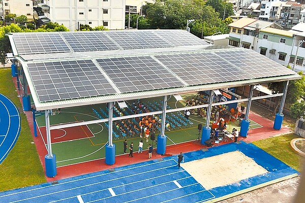 彰化縣內首座啟用的光電球場位在田中高中,2座光電球場面積達1170平方公尺,搭載544片太陽能板,平均每日發電量有696度。(彰化縣政府提供/吳建輝彰化傳真)