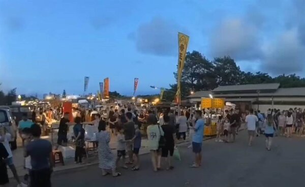 竹南國泰夜市短暫復活在龍鳳漁港設攤。（民眾提供／李京昇苗栗傳真）