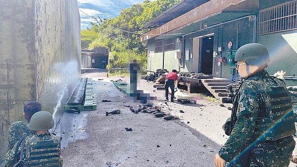 陸軍六軍團第三支部基隆祥豐營區24日下午,官兵在搬運120迫砲彈藥時,因不明原因突然發生爆炸。共9名士官兵受傷,其中2人傷勢較為嚴重,手臂疑遭炸斷,另7人輕傷。圖/讀者提供