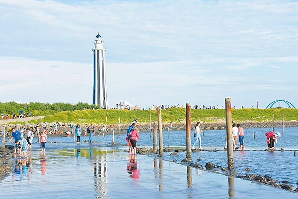彰化王功漁村以特有鐵牛車發展採蚵的生態之旅,串聯芳苑燈塔、海空步道景點,觀光發展穩定成長,附近居民說,王功算是典型漁村,漁港得不得獎都無所謂,發展還是要靠自己。(彰化縣政府提供/吳建輝彰化傳真)