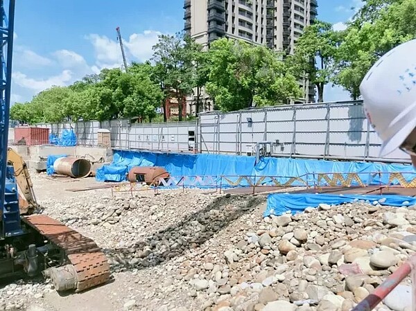 興富發建設、潤隆建設共9處台中工地遭全面停工，其中齊裕營造檢送3建案修正審核，都發局依規核准缺失改善，強調「非核准復工」。圖／中市都發局提供
