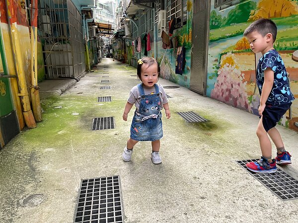 後巷用戶接管完成後寬敞明亮,可作為通學廊道。圖/新北市水利局提供