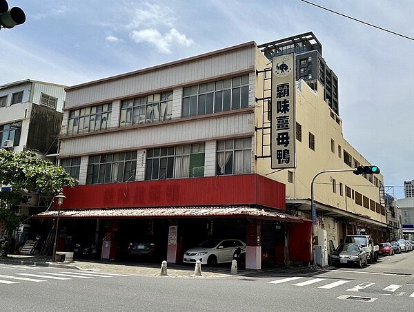 台南安平商圈屋齡51年的3層樓透店,以1.13億元成交,為今年安平區最貴透店。圖/台灣房屋提供