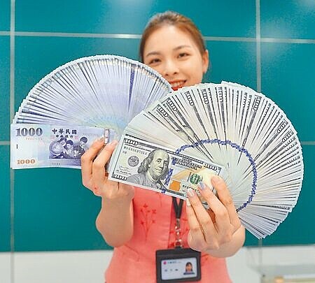 熱錢迎戰「超級央行周」,美元指數回落激勵亞幣回升,外資昨日轉向匯入,新台幣終場升值4.6分,收在31.306元,結束「連4黑」的貶勢。(本報資料照片)