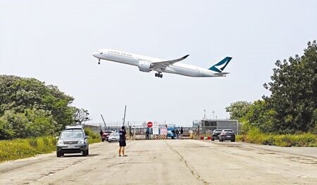 原本颱風導致班機延誤原屬旅行不便險承保範圍，不過為避免理賠爭議，部分產險業網路投保旅行綜合險，目前只承保旅行平安險並沒有旅遊不便險投保選項。圖∕本報資料照片