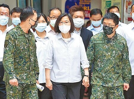 蔡英文總統(中)25日在三軍總醫院院長洪乙仁(右)及陸軍司令鍾樹明(左)陪同下,探視彈藥庫爆炸意外傷者及家屬,稍晚總統府宣布蔡英文確診新冠肺炎,並取消後續行程。(范揚光攝)