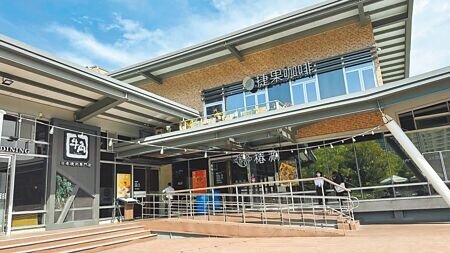 
本報25日下午直擊，位於高雄同盟三路的牛角旗艦店等3家品牌大門深鎖。供應商聽聞消息，頂著豔陽前來搬貨。（柯宗緯攝）
