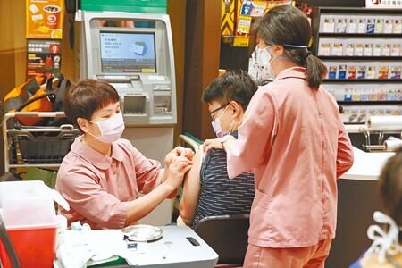 
疾管署公布，國內上周新增26例流感併發重症、6例死亡。圖為民眾接種公費流感疫苗。（示意圖，與新聞事件無關）（本報資料照片）
