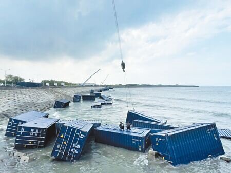 交通部長王國材25日到南星計畫區視察,工人加緊腳步將貨櫃吊上岸。(洪靖宜攝)