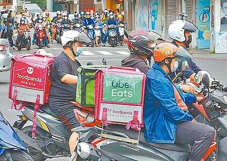 颱風來襲,北市勞動局25日指出,若宣布停止上班時,外送平台業應立即通知外送員停止外送,若違反規定將依自治條例開罰2萬元以上、10萬元以下罰鍰。(本報資料照片)