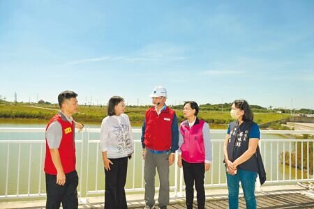 因應杜蘇芮颱風來襲,雲林縣副縣長謝淑亞(左二)與水利署副總工程司張庭華(中)會勘沿海的滯洪池。(張朝欣攝)