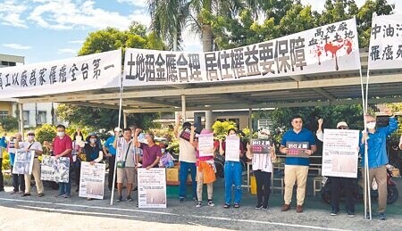 
高雄中油後勁勞宅居民25日再度拉白布條抗議租金不合理。（林瑞益攝）
