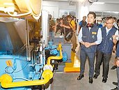 若宣布水門只出不進　4小時後強制拖吊