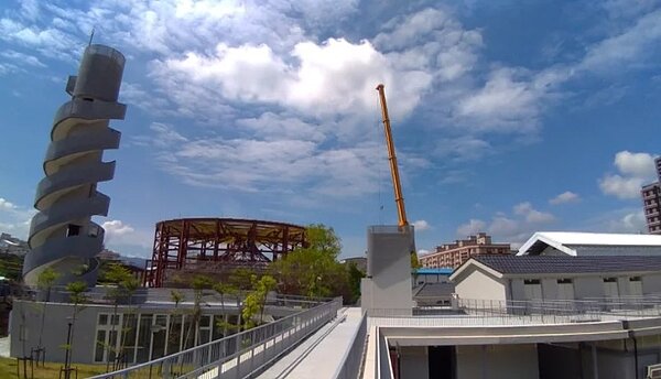 苗栗火車頭園區目前第二期工程進度已近八成,轉車台大廳、列車展示館等主建築雛形已現,矗立於苗栗火車站周邊。圖/苗栗縣政府提供