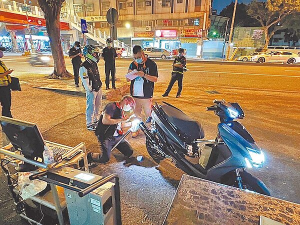台中市政府4月26日啟動靜城專案,環警監聯合稽查,現場攔查檢測排氣。(台中市政府提供/張亦惠台中傳真)
