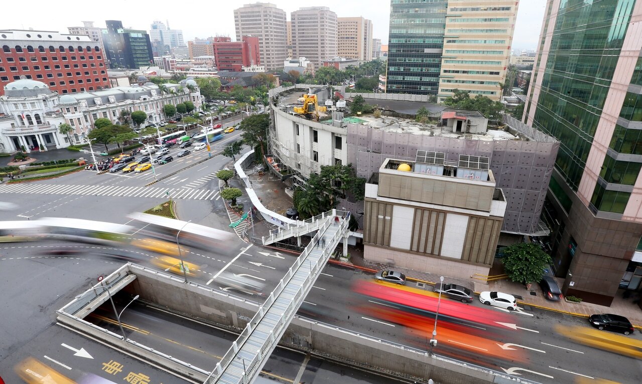 土地銀行統籌主辦代銷龍頭海悅集團旗下的金毓泰開發「台北市議會舊址地上權案」聯合授信,由土地銀行、兆豐銀行等9家行庫認貸達136億元,最終以76.725億元結案。聯合報系資料照/記者陳正興 攝影