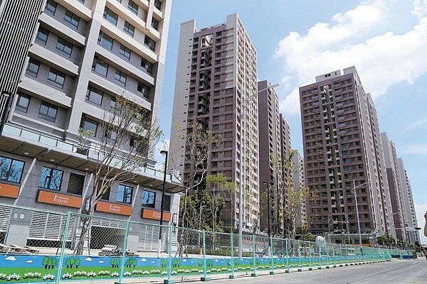 日勝生（2547）指出，本（7）月12日起，｢板橋浮洲合宜住宅－日勝幸福站｣新釋出49戶獨有三房型以上住宅供民眾申租，其中優先戶每坪月租金437元，一般戶單坪租金為547元。報系資料照 