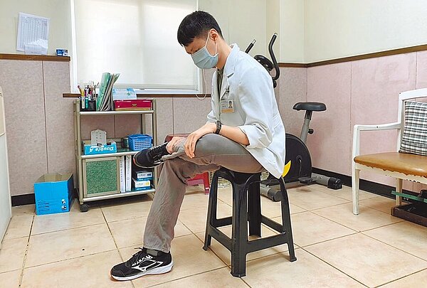 久坐、不良坐姿易罹患梨狀肌症候群，活力得中山脊椎外科醫院物理治療師詹承偉指出，可透過「梨狀肌牽拉」、「臀大肌牽拉」、「臀中、臀小肌牽拉」3式緩解不適、復原。圖為第一式「梨狀肌牽拉」坐姿示範。（活力得中山脊椎外科醫院提供／崔正綱高雄傳真）
