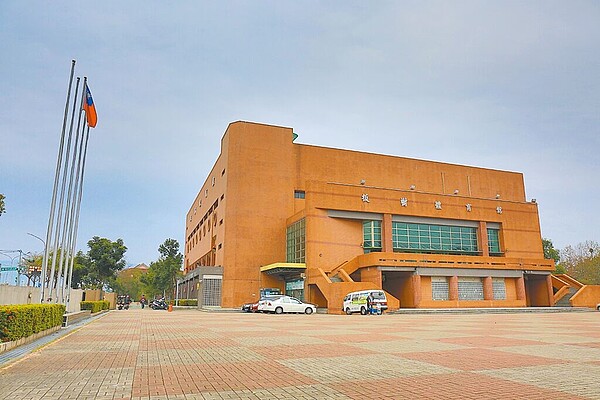 身障總會羽球委員會向新北市議員黃淑君陳情,板樹體育館23日不讓他們在球館教球,甚至斷電趕人。(新北市體育處提供/陳慰慈新北傳真)