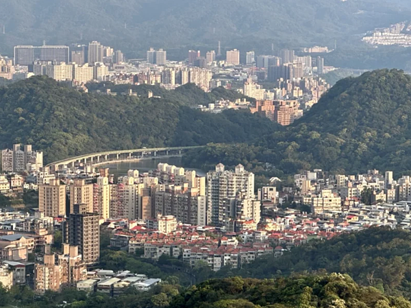 根據六都地政局數據顯示,六都上半年買賣移轉棟數合計為107,318棟,跟去年上半年相比減幅達18.4%。房市示意圖。記者朱曼寧/攝影