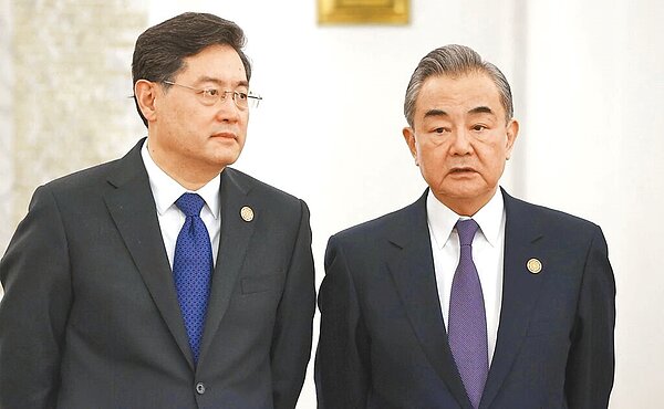 大陸全國人大常委會昨舉行第四次會議,經表決免去秦剛(左)兼任的外交部長職務,任命中央外事辦主任王毅(右)為外長。(摘自俄羅斯總統府官網)