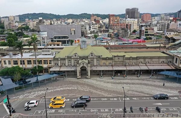 新竹市議會議長許修睿表示,絕對不能讓100多億元的新竹大車站計畫貿然啟動,卻對縫合前後站沒幫助,如何對全新竹市民交代。記者黃義書/攝影