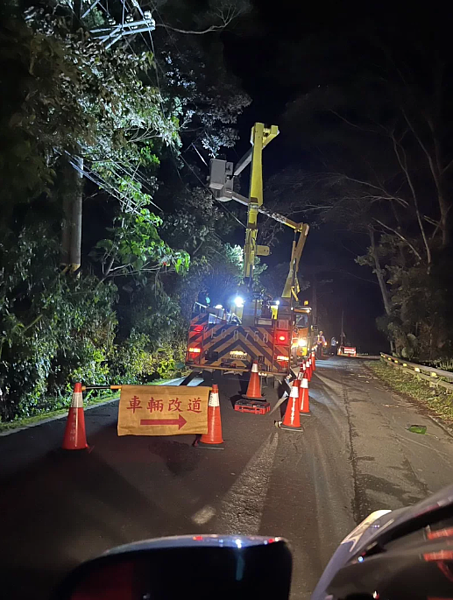 杜蘇芮颱風接近,屏東縣恆春半島首當其衝,25日晚間牡丹鄉有95戶停電,台電表示,因風大造成高壓線斷線,經緊急搶修後,已在25日晚間9點50分復電。圖/台電屏東區處提供