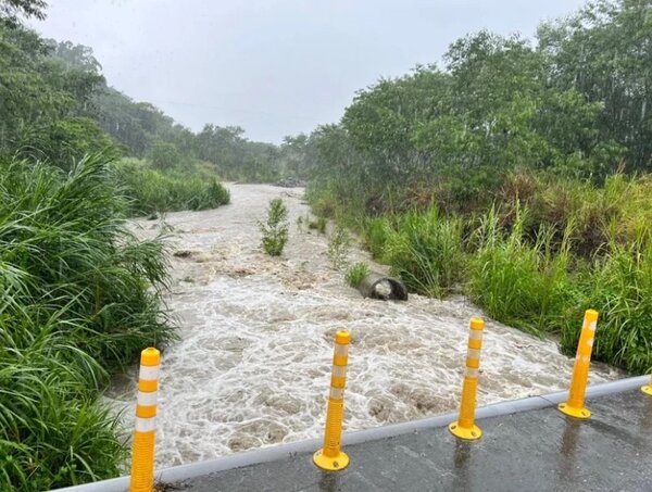 杜蘇芮外圍環流影響，花蓮南區降下豪雨，多條溪流溪水暴漲。圖／玉里鎮公所提供
