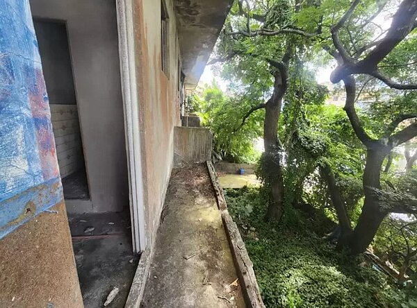 一位房仲近期在臉書社團「大桃園買房快訊」銷售大園區一棟老舊透天,房仲以「敘利亞戰爭風」形容該屋。圖/房仲提供