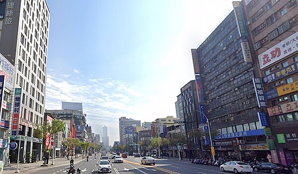 前幾年瘋狂開價嚇到購屋客!在地專家:高雄賣方「漸鬆動」 劉國基店長指出,高雄目前要賣屋的屋主,不像過去2、3年那樣「開價瘋狂」,議價幅度也較大。圖/google map