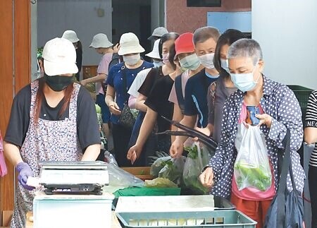 中颱「杜蘇芮」來襲，民眾預期菜價可能上漲，26日一早就到傳統市場搶購水果蔬菜並排隊結帳。（陳俊吉攝）