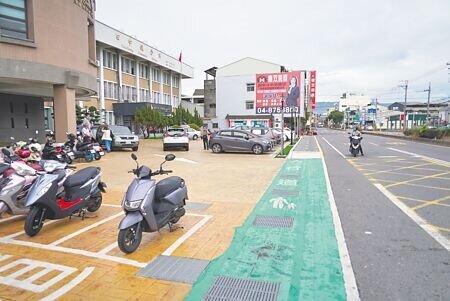 彰化縣田中鎮公所去年爭取中央補助,在公所前畫設人行道,不料人行道竟直接鋪設在公所前廣場停車處的出入口。(吳建輝攝)