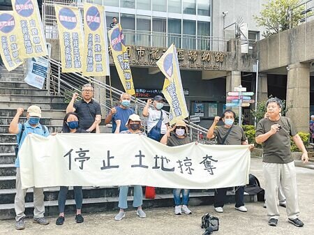 竹科管理局舉辦龍科3期擴建第1次公聽會,民眾舉布條抗議政府強奪民地。(呂筱蟬攝)