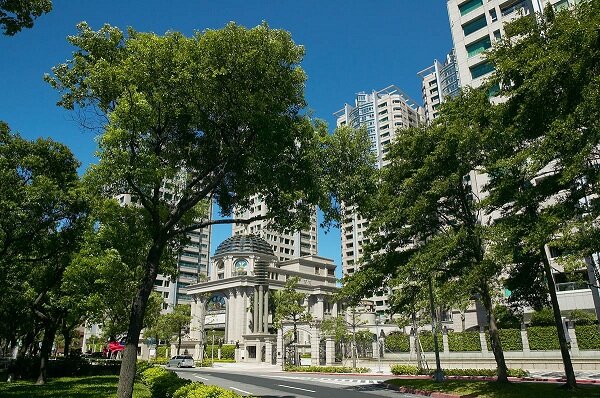 北市豪宅稅針對價的高級住戶，圖為仁愛路上知名豪宅帝寶