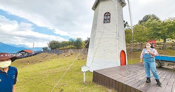 清境農場工作人員拆除或固定觀山牧區的大風車,加強防颱措施。(圖/清境農場提供、楊靜茹南投傳真)