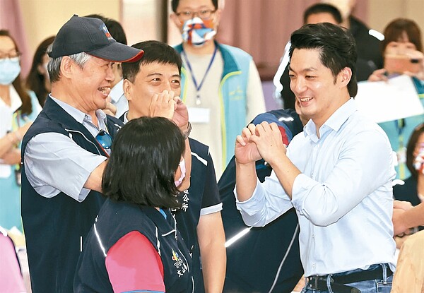 台北市長蔣萬安(右)昨天出席文山區里長座談會,有里長對蔣萬安比出愛心,蔣萬安也立刻回比。記者胡經周/攝影