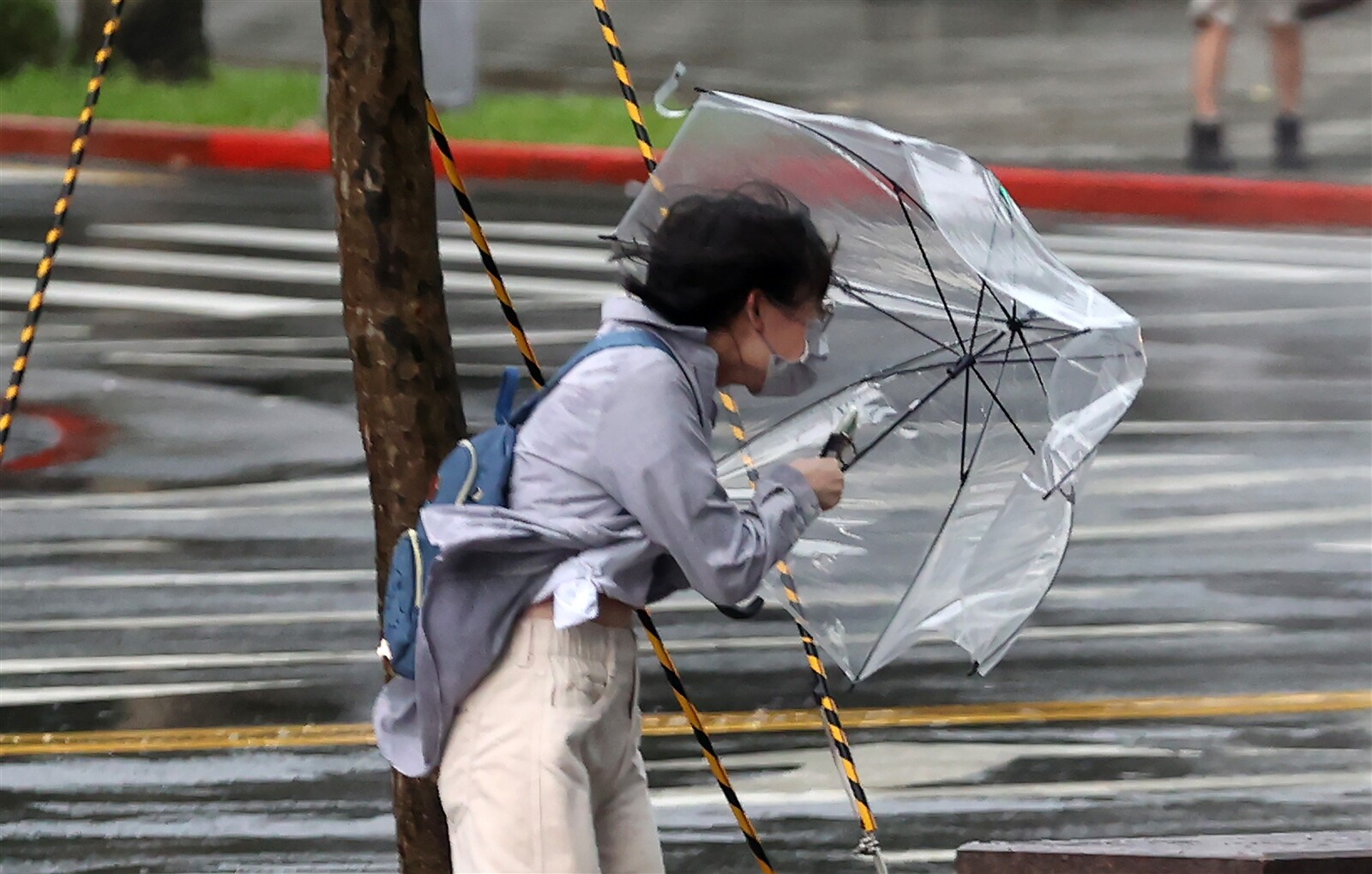 受中度颱風杜蘇芮及其外圍環流影響，大台北、東半部及屏東地區有明顯雨勢，台南、高雄地區降雨也逐漸增加。東半部地區及恆春半島降雨持續，而隨著颱風行經至台灣西南方海面，南部地區及澎湖、金門風雨將明顯增強。記者胡經周／攝影 