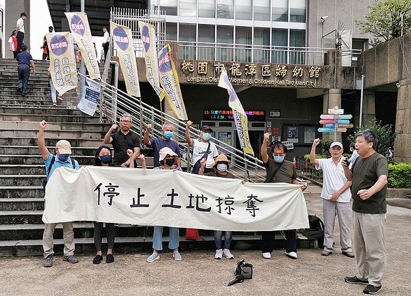 場外抗議 龍科擴建案第一次公聽會,引發反龍科自救會批評政府掠奪土地,拉白布條、喊口號抗議。記者曾增勳/攝影