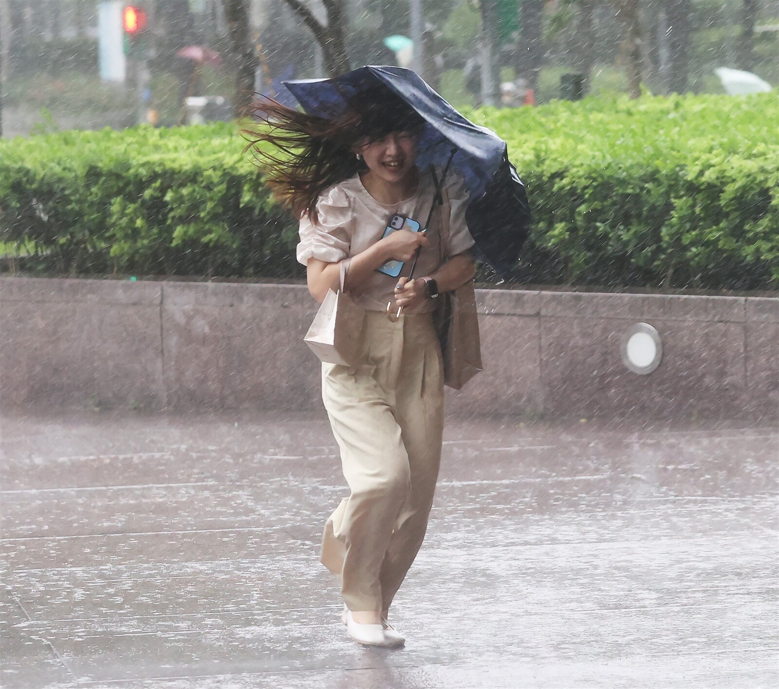 受中度颱風杜蘇芮及其外圍環流影響，大台北、東半部及屏東地區有明顯雨勢，台南、高雄地區降雨也逐漸增加。東半部地區及恆春半島降雨持續，而隨著颱風行經至台灣西南方海面，南部地區及澎湖、金門風雨將明顯增強。記者胡經周／攝影