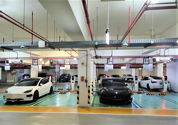 台中市充電專用車格自7月1日起,納入收費管理。圖/中市府提供