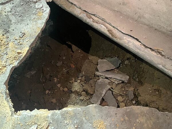 基隆市中山區西定路一處民宅旁排水溝地基驚傳掏空,地面已經崩落,可清楚看見已有部分掏空情形。(徐佑昇攝)