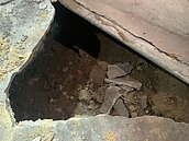 基隆排水溝地基掏空、部分塌陷　緊鄰民宅恐釀災