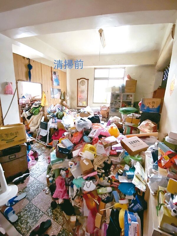 新竹縣一棟透天民宅因長期不打掃，雜物、上千件衣服和垃圾堆積，場面驚悚。圖／新竹縣府社會處提供