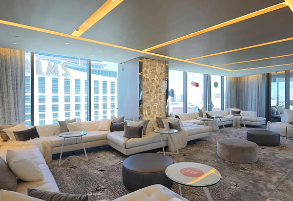 套房擁有超長沙發,可容納40至50人。截自YouTube