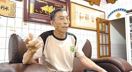 台南柳營篤農里里長陳堂氣憤地說,地方對柳營科技園區「很感冒」,這10多年來一堆空汙問題沒解決,如今又要蓋焚化爐。(張毓翎攝)