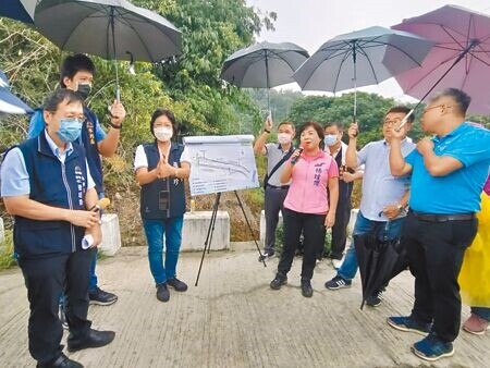 台中市神岡區圳前里崎溝橋周遭每逢大雨溢堤都讓居民擔心不已，經立委楊瓊瓔（右三）與市議員羅永珍（左二）爭取逾2年，近日改善工程順利發包，27日舉辦工程說明會。（潘虹恩攝）